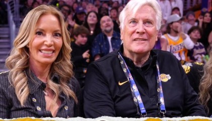 竞彩比分-NBA名记曝光湖人巴斯家族内斗细节！珍妮・巴斯还是太强了|乔伊|杰西|兄弟姐妹|洛杉矶湖人队|杰西-巴斯_新浪体育_新浪新闻